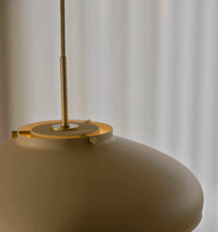 Elegancka beżowa lampa wisząca Latif z pięknym szklanym kloszem