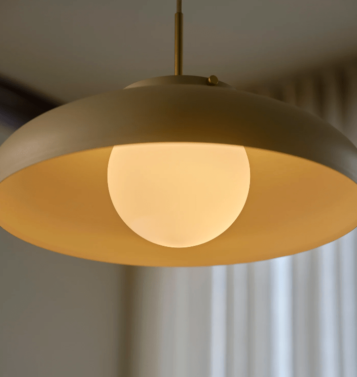 Elegancka beżowa lampa wisząca Latif z pięknym szklanym kloszem