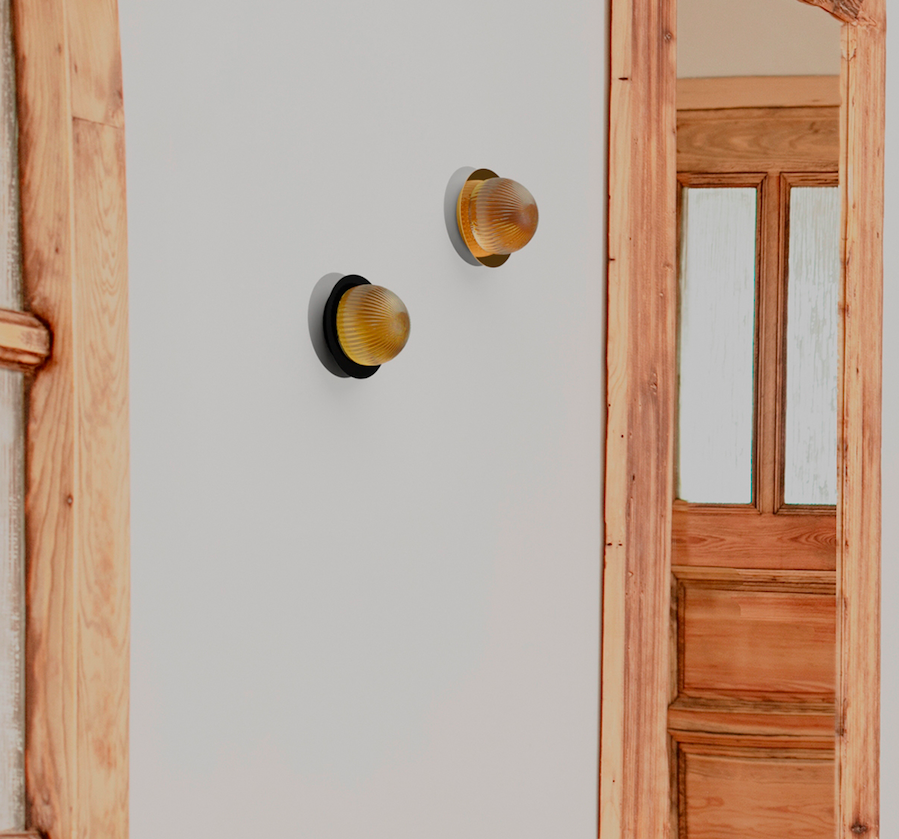 Czarny kinkiet Roi z eleganckim opalowym kloszem