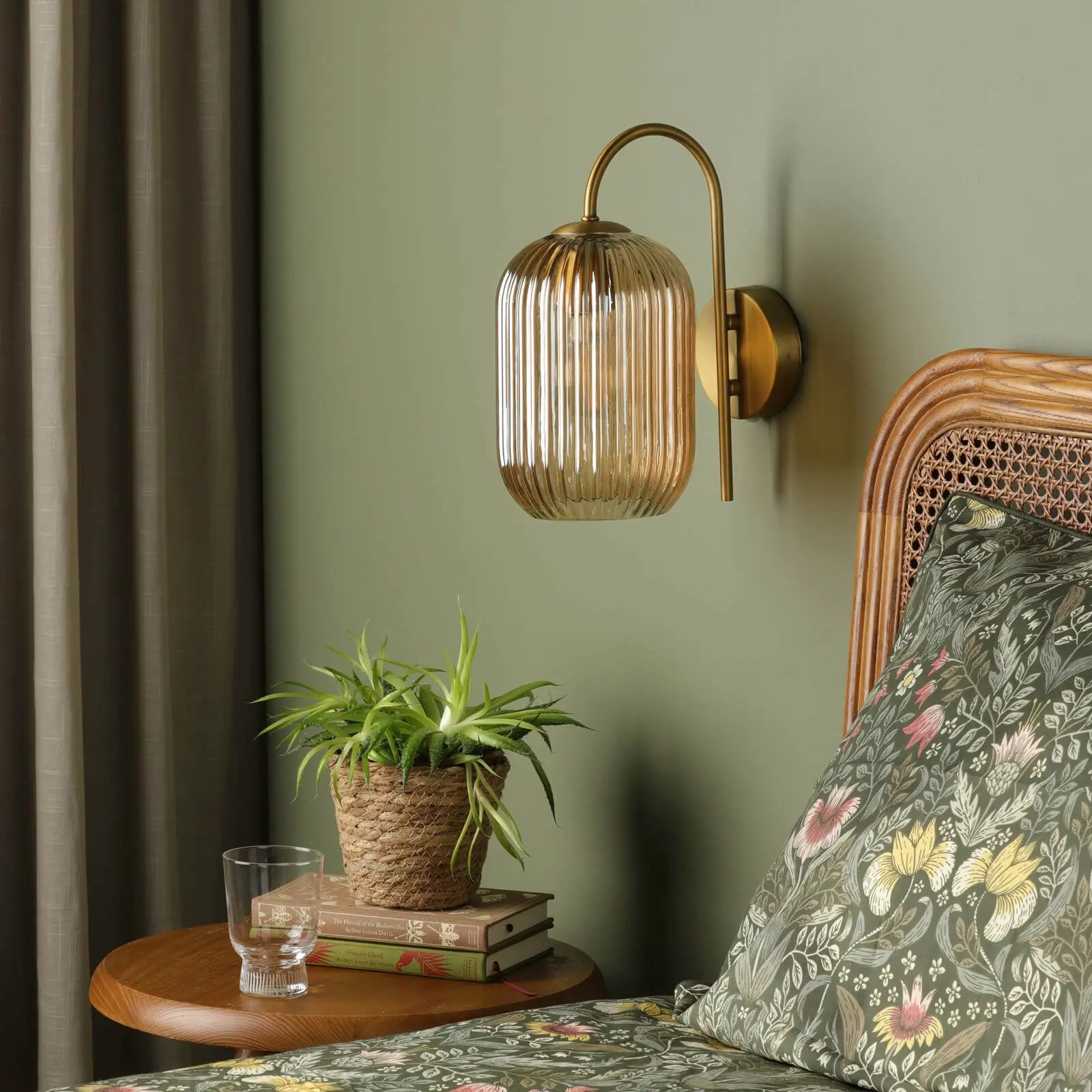 Elegancki kinkiet Idra z beżowym, szklanym kloszem i złotymi detalami