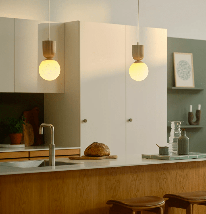 Jasnobrązowa, ceramiczna lampa wisząca w kształcie kulki Sadie o średnicy 15 cm