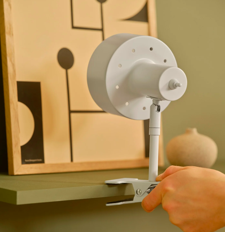 Regulowany kinkiet Matis z praktycznym klipsem zaciskowym