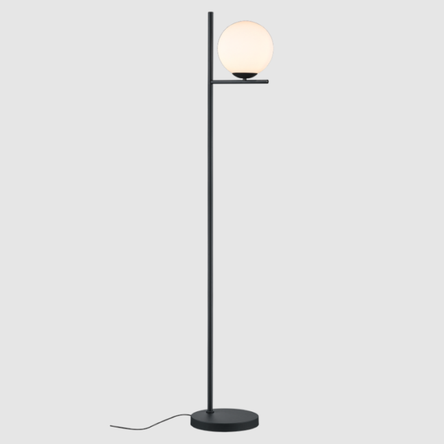 Stojąca lampa Pure Trio z białym kloszem w kształcie kuli do salonu