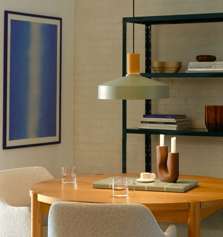 Wisząca lampa Elvas 38 z korkowym akcentem w subtelnym odcieniu zieleni