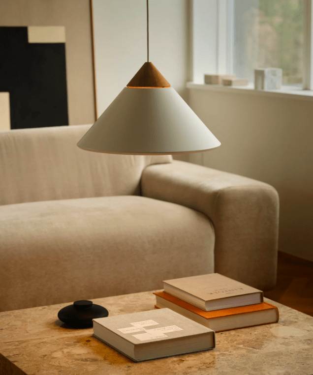 Lampa wisząca Kinto 42 w stylu japandi z nowoczesnym drewnianym wykończeniem