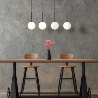 Wisząca lampa Martin 4 z białymi kloszami nad stół