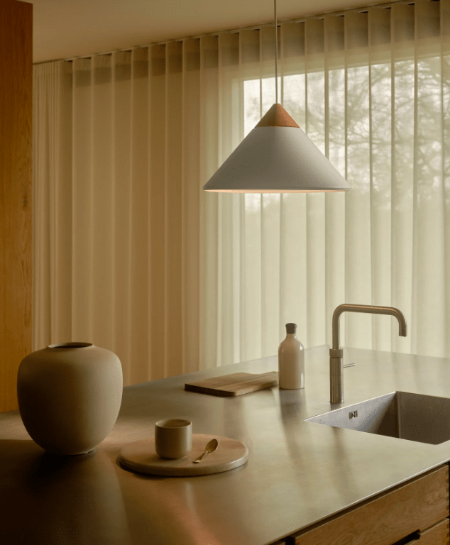 Lampa wisząca Kinto 42 w stylu japandi z nowoczesnym drewnianym wykończeniem