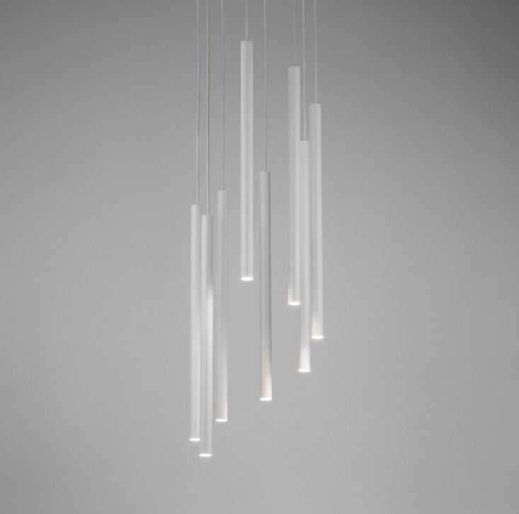Lampa sufitowa wisząca Filora 8 z eleganckimi, białymi smukłymi rurkami
