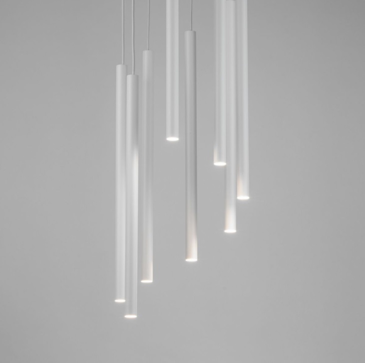 Lampa sufitowa wisząca Filora 8 z eleganckimi, białymi smukłymi rurkami