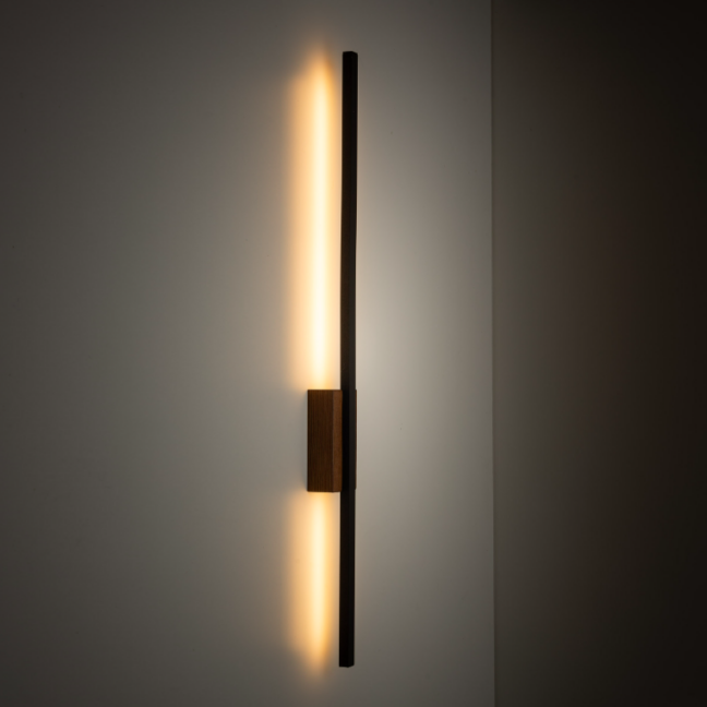 Liniowy kinkiet Flash LED z orzechowego drewna