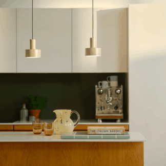 Mała wisząca lampka Matis w kolorze brąz cappuccino nad wyspę kuchenną