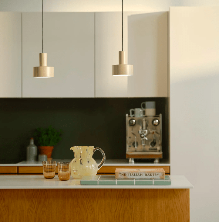 Mała wisząca lampka Matis w kolorze brąz cappuccino nad wyspę kuchenną