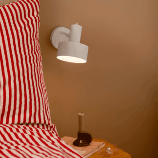 Biały, regulowany kinkiet Matis do zamontowania nad łóżkiem