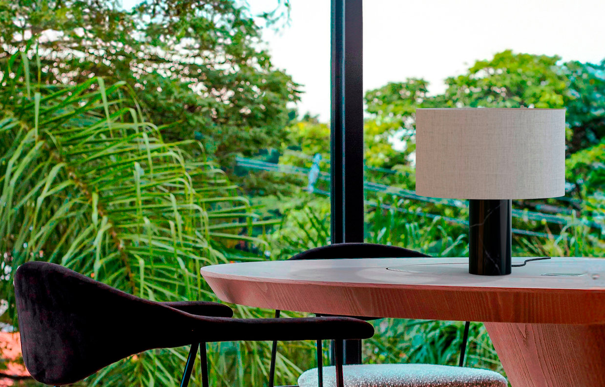 Marmurowa lampa stołowa Romy z beżowym bawełnianym abażurem do sypialni