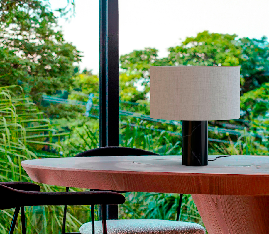 Marmurowa lampa stołowa Romy z beżowym bawełnianym abażurem do sypialni