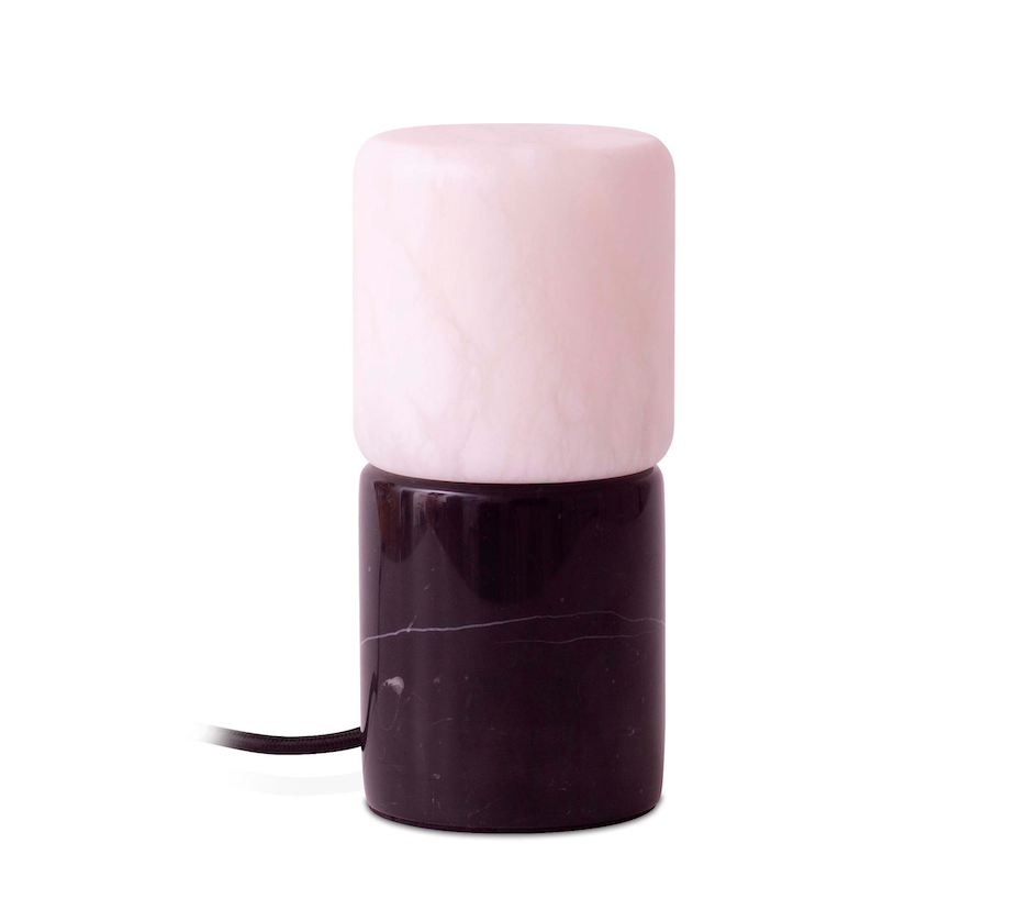 Marmurowa lampka stołowa Rock z alabastrowym kloszem, idealna do restauracji