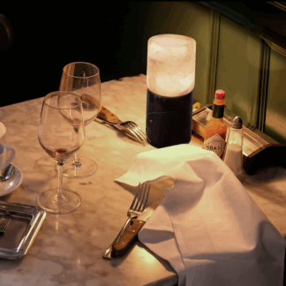 Marmurowa lampka stołowa Rock z alabastrowym kloszem, idealna do restauracji