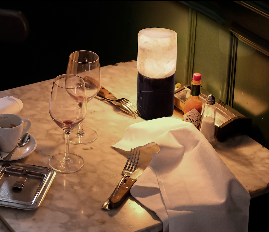 Marmurowa lampka stołowa Rock z alabastrowym kloszem, idealna do restauracji