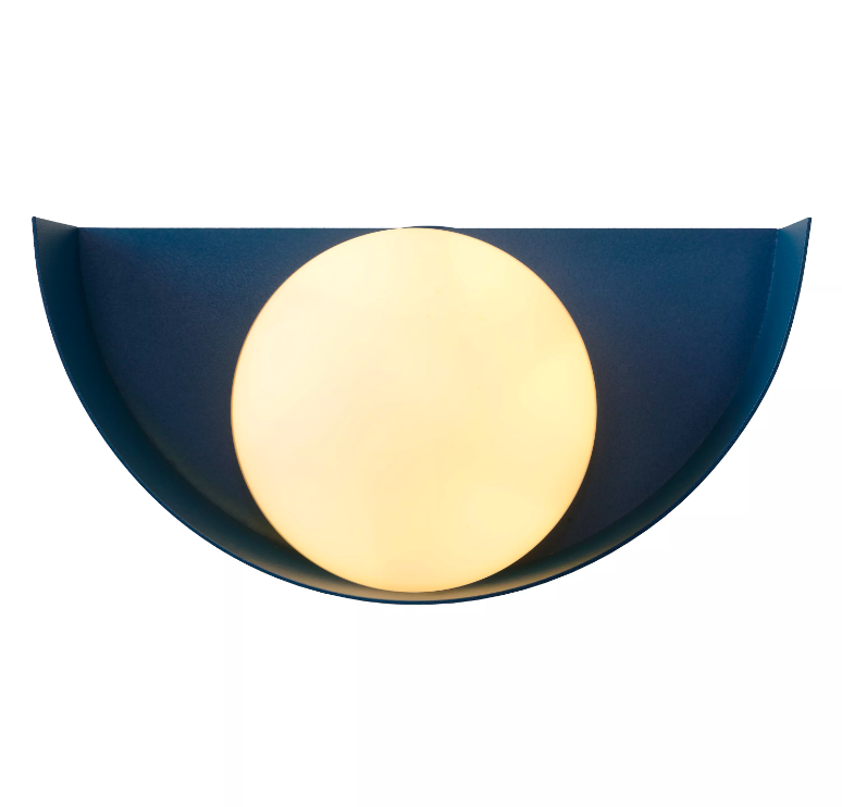 Kinkiet Benni w nowoczesnym stylu z niebieską szklaną kulą do salonu