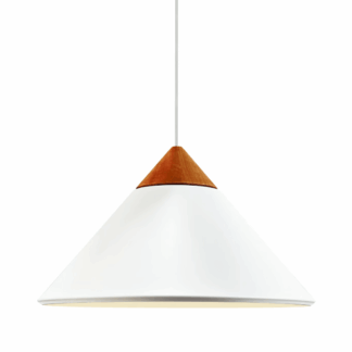 Biała stożkowa lampa wisząca w stylu japandi z elementami drewna, zawieszona na białym przewodzie.