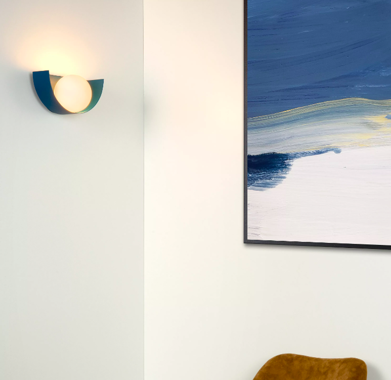 Kinkiet Benni w nowoczesnym stylu z niebieską szklaną kulą do salonu