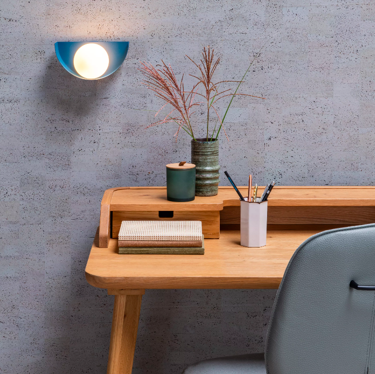 Kinkiet Benni w nowoczesnym stylu z niebieską szklaną kulą do salonu