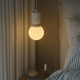 Nowoczesna ceramiczna lampa wisząca Sadie o średnicy 15 cm ze szklaną kulą do sypialni