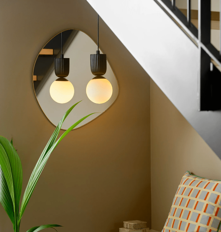 Nowoczesny ceramiczny wisiorek Sadie z 15-centymetrową szklaną kulką