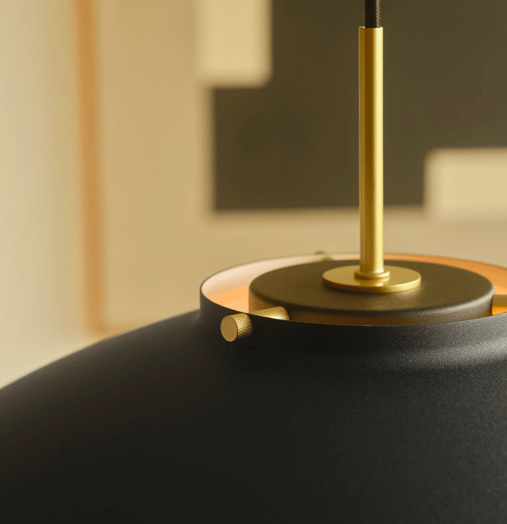 Elegancka czarna lampa wisząca Latif z ozdobnym szklanym kloszem