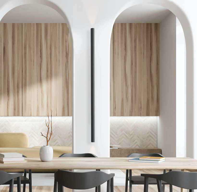 Pionowy kinkiet Rodi w formie długiej, czarnej tuby o wysokości 146 cm świecący w górę i w dół