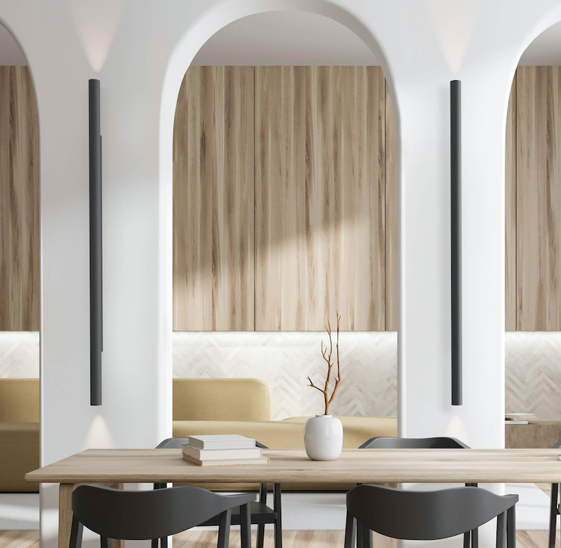 Pionowy kinkiet Rodi w formie długiej, czarnej tuby o wysokości 146 cm świecący w górę i w dół