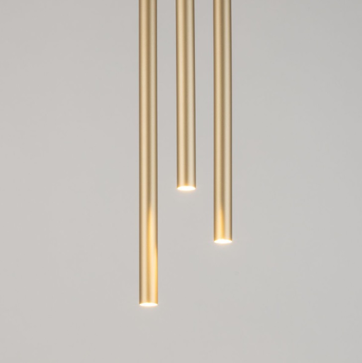 Potrójna wisząca lampa Filora 3 z eleganckimi, smukłymi złotymi kloszami