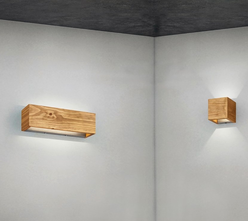 Drewniana lampa ścienna Brad LED w formie ozdobnej kostki