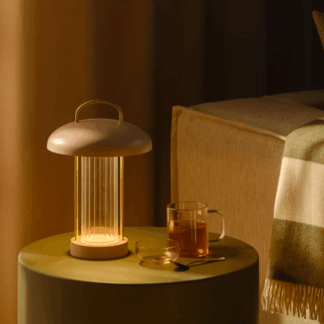 Różowa przenośna lampka nocna Mirano zasilana bateriami i USB