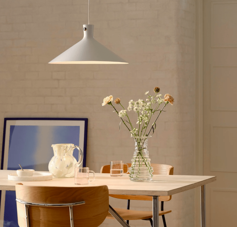 Stożkowa lampa wisząca Dorina 45 w stylu japandi z drewnianym mocowaniem