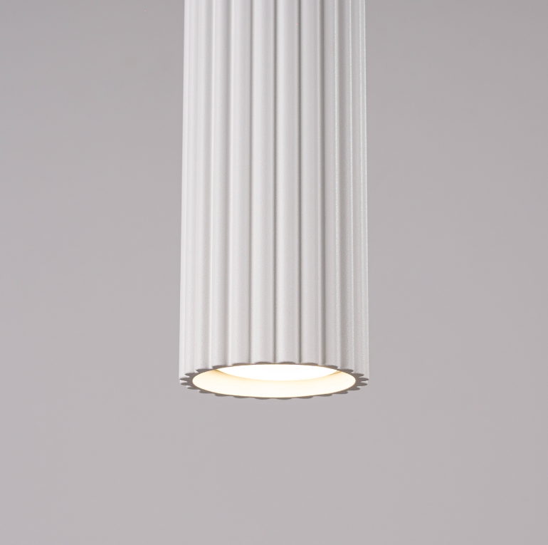 Biała wisząca lampa tuba Karbon do zawieszenia nad stołem