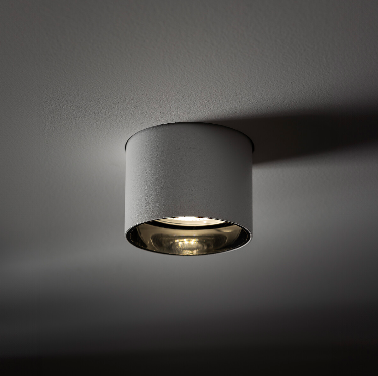 Wsuwany reflektor sufitowy Mono Slide Trimless w kolorze biało-czarnym