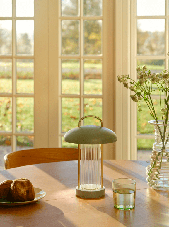 Przenośna, ściemniana lampka stołowa Mirano w zielonym kolorze