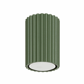 Cylindryczny reflektor sufitowy w zielonym kolorze z żebrowaną powierzchnią i białym światłem na białym tle.