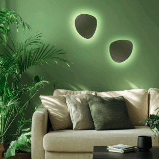 Ozdobny kinkiet Stone w zielonym kolorze do salonu z odbitym światłem