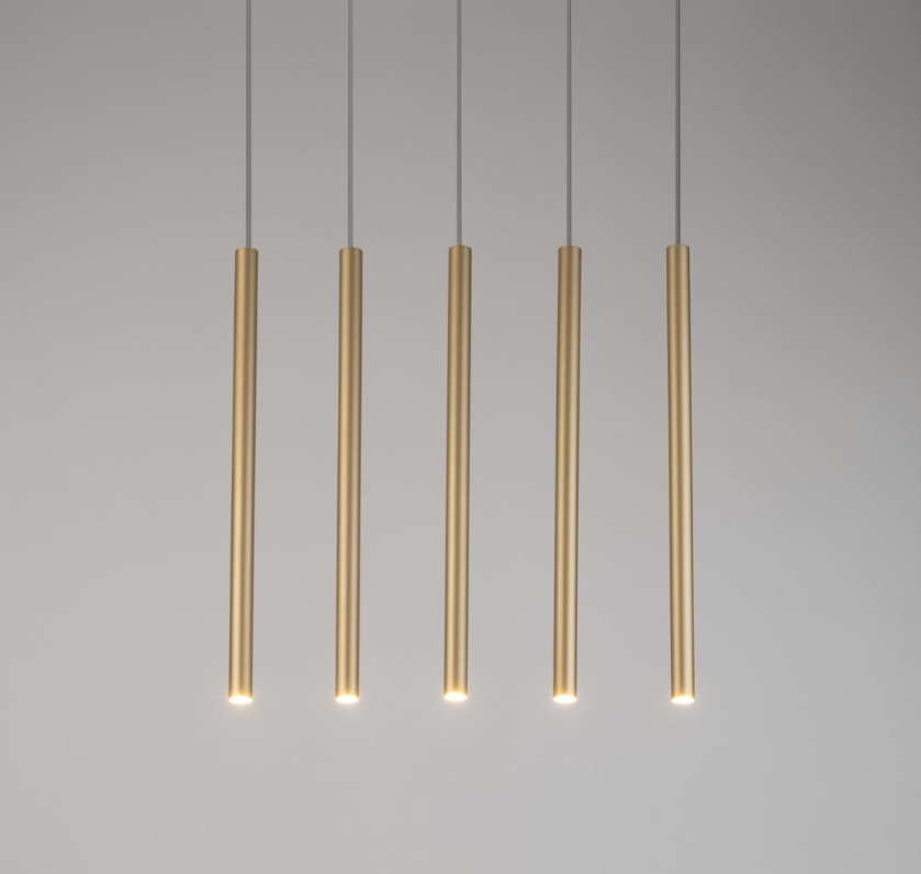 Złota lampa Filora 5 z eleganckimi, wiszącymi tubkami