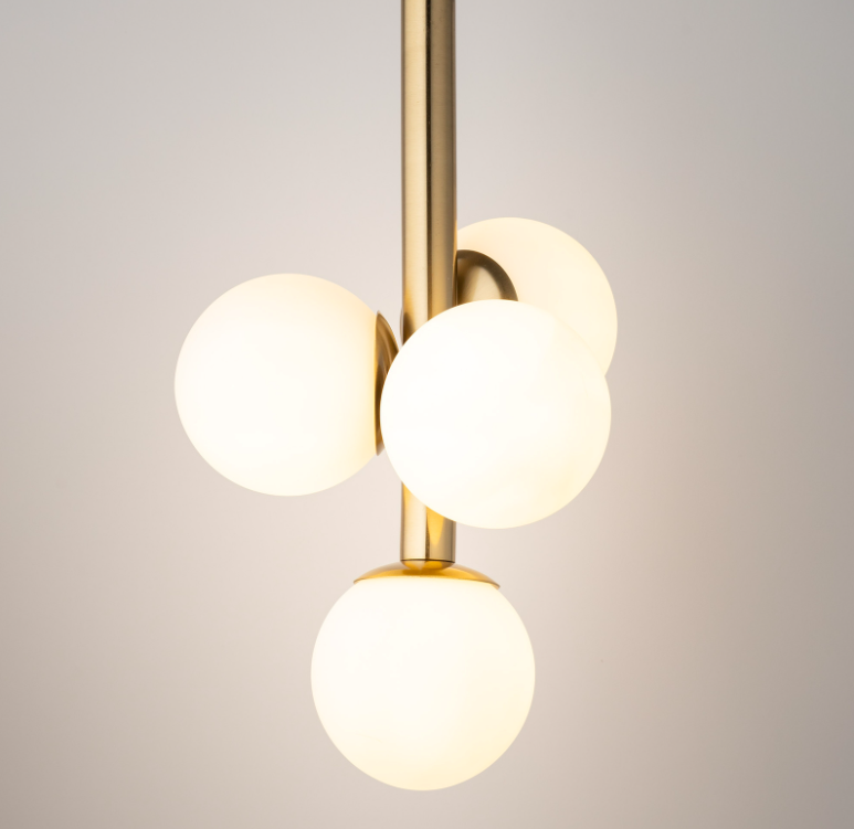 Elegancka złota lampa sufitowa Brassia 4 z kulistymi kloszami