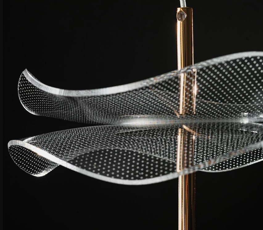 Złota wisząca lampa Mariposa z akrylowym kloszem