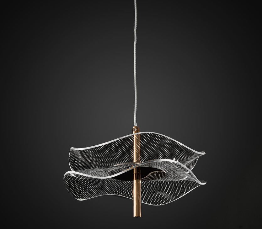 Złota wisząca lampa Mariposa z akrylowym kloszem