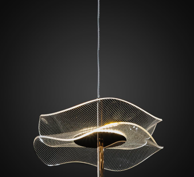 Złota wisząca lampa Mariposa z akrylowym kloszem