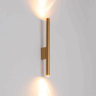 Złoty kinkiet Laser w formie smukłej tuby