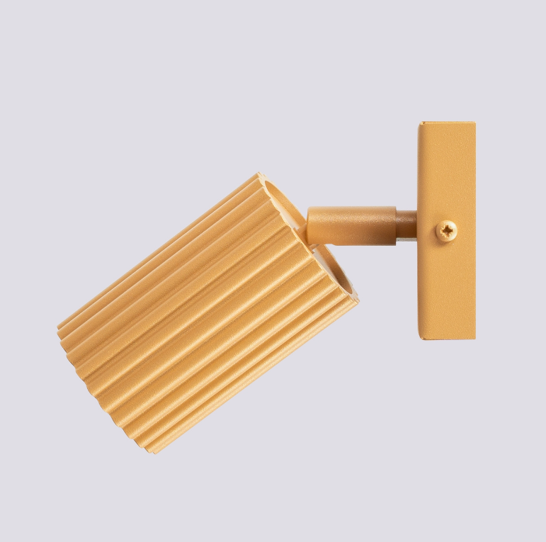 Ruchomy kinkiet Karbon w złotym kolorze do nowoczesnego salonu