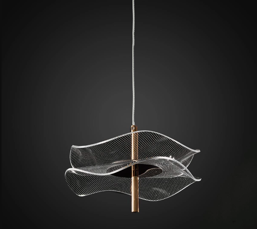 Nowoczesny złoty żyrandol Mariposa LED z akrylowymi kloszami