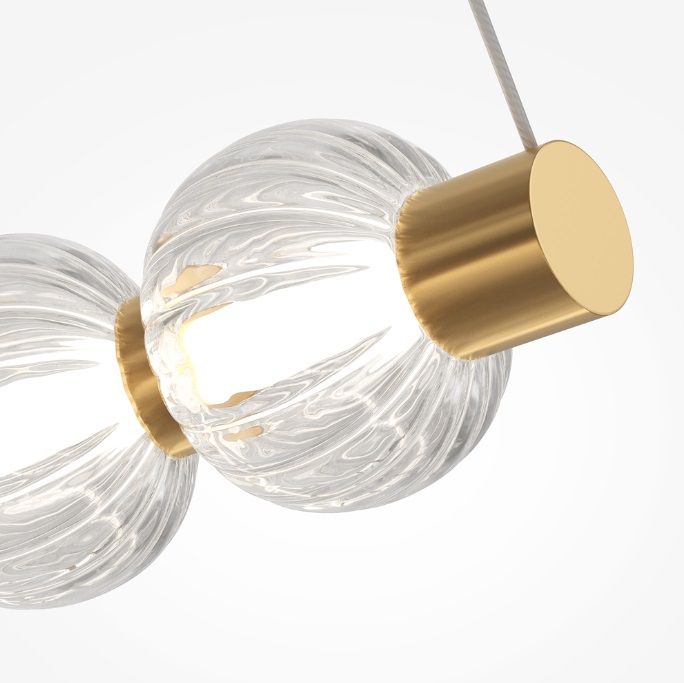 Złoty żyrandol w stylu art deco Amulet LED z formowanymi szklanymi kulami