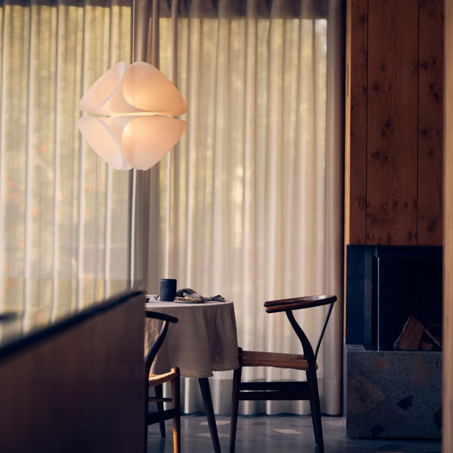 Stylowa lampa wisząca Nova z kloszem w kształcie stożków, wykonanym z półprzezroczystego materiału